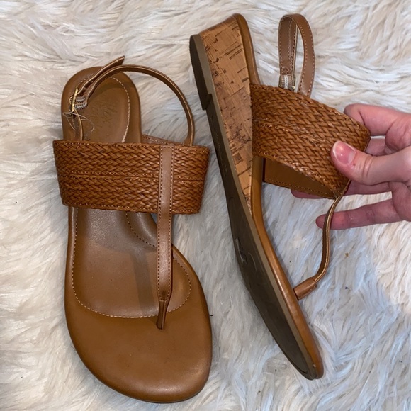 Tan/brown Size 9 Sandals with Small Wedge Heel - Picture 2 of 4